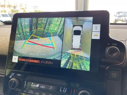 【パノラミックビューモニター】専用のカメラにより、上から見下ろしたような視点で360度クルマの周囲を確認することができます☆死角部分も確認しやすく、狭い場所での切り返しや駐車もスムーズに行えます。