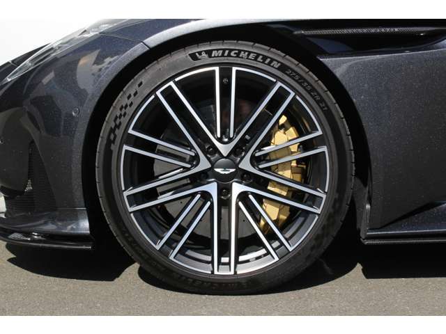 DB11より1インチ大きい21インチとなっております。