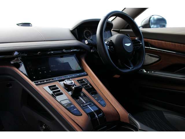 DB12から全く新しいインテリアデザインとなりました。