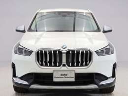 ♪BMWの代名詞といえるキドニー・グリル、一目でそれと分かる精悍な顔立ち。ホフマイスターキンクやキャラクターラインと呼ばれる側面デザインにより前傾姿勢を強調したスタイルは、走りを重視したBMWならでは
