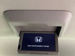 【フリップダウンモニター】大画面モニターで後席でもエンタメをお楽しみいただけます。小さなお子様にも大人気の装備です♪