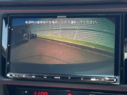 【バックカメラ】駐車時に後方がリアルタイム映像で確認できます。大型商業施設や立体駐車場での駐車時や、夜間のバック時に大活躍！運転スキルに関わらず、今や必須となった装備のひとつです！