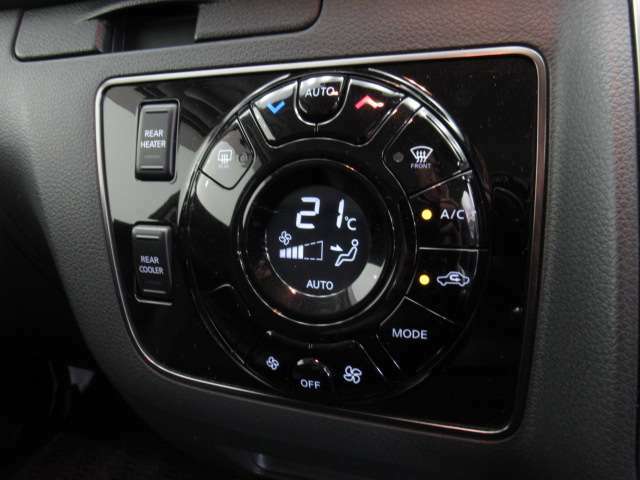 温度の設定をすれば自動で調節してくれるオートエアコンです。液晶パネル表示で設定の確認もしやすいですよ。