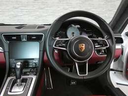 綺麗な外装色ホワイトに20インチカレラSホイール＆レッドペイントブレーキキャリパーがお洒落なエクステリアを演出！！