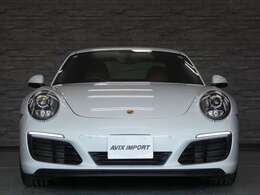 心地よい禁煙の室内は高級感漂うアルカンターラルーフライニングに鮮やかなブラック/ボルドーレッドツートンレザーインテリア！！