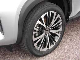 スポーティな印象を与える純正ホイールです。どこまでも走っていきたくなるようなデザインですね♪