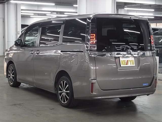 雨が降ってもゆったりと車選びができる全天候型立体展示場！エスカレーター完備！