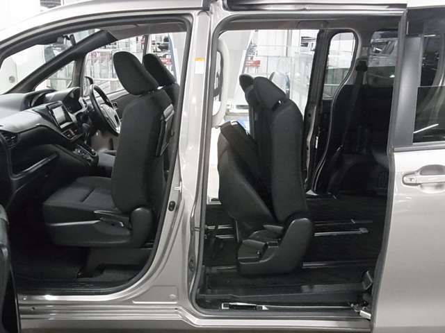 当社販売担当者、仕入担当者、リフトに持ち上げ車検検査員による下廻りチェックをクリアした高品質車を展示しております。