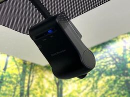 【ドライブレコーダー】安心・安全なカーライフに必須のドライブレコーダーを装備！走行中はもちろん、あおり運転や事故に遭遇した際の状況も映像で記録し、万一のリスクに備えます。