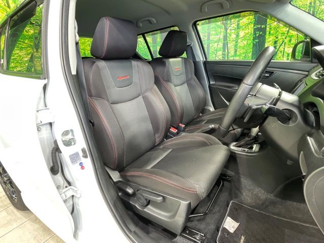 運転席まわりには十分なスペースがあり、大柄な方でもゆったり運転していただける環境です。