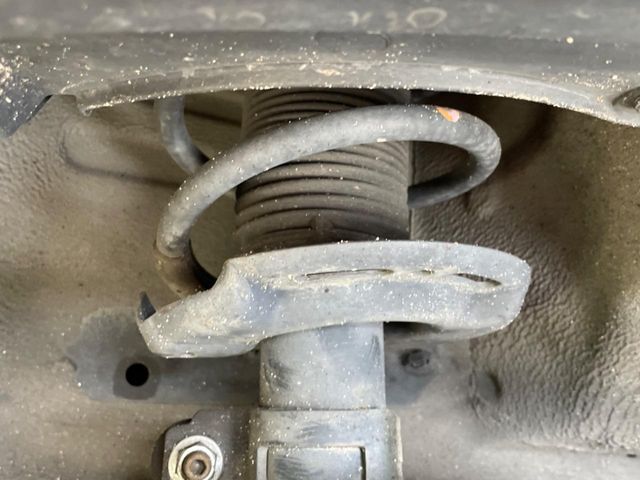 お車を安心してお乗りいただく為には、足回りの定期点検が欠かせません。サービスサポート（有償保証）では無料点検もご提供しており、安心のカーライフをお過ごしいただけるサポート体制が整っています。