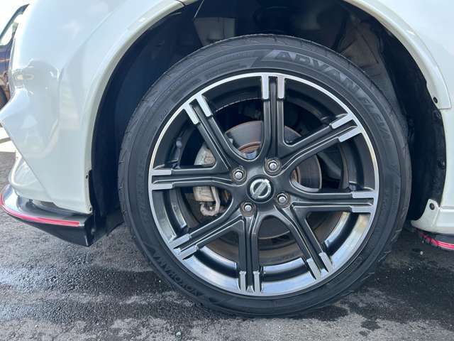 ニスモ専用16インチアルミホイール◆ヨコハマ“アドバンFLEVA”◆タイヤサイズ前後205/45R16◆専用チューンサスペンション＆ブレーキシステム