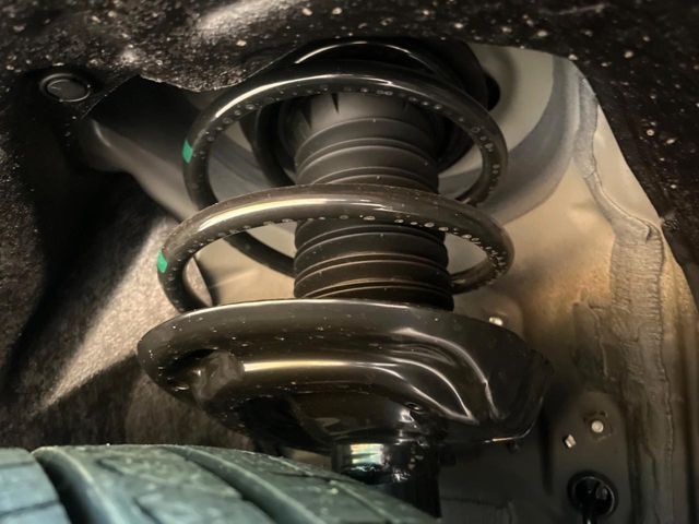 お車を安心してお乗りいただく為には、足回りの定期点検が欠かせません。サービスサポート（有償保証）では無料点検もご提供しており、安心のカーライフをお過ごしいただけるサポート体制が整っています。