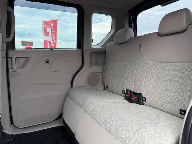 後部座席もゆったり座れます♪