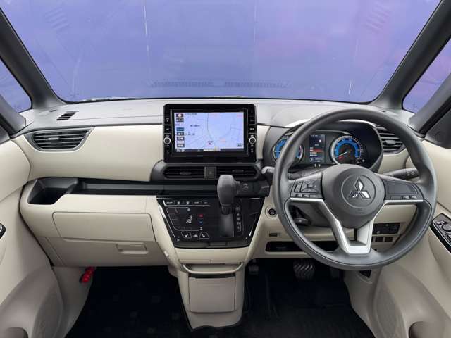 視界も広くスッキリとした運転席回り♪