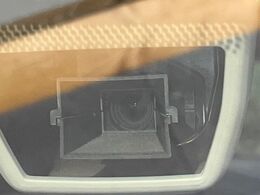 【アイサイトVer3】前方の車両等を検知し、衝突しそうな時は警報で注意を促し、ブレーキを踏む力をサポート。ブレーキを踏めなかった場合は衝突被害軽減ブレーキが作動、衝突回避をサポートします。