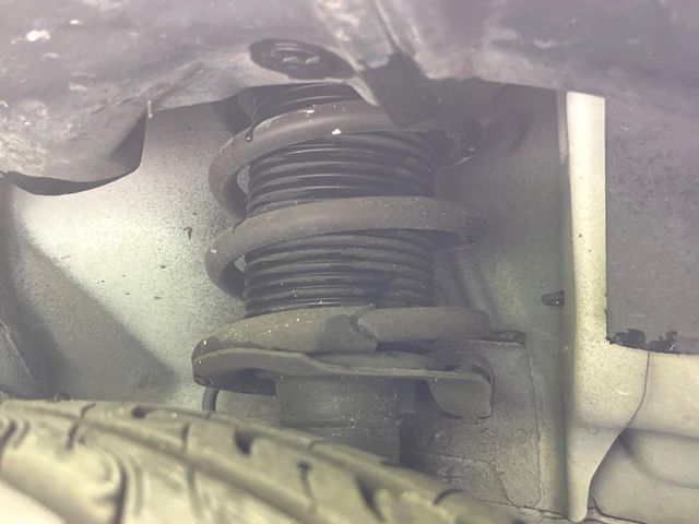 お車を安心してお乗りいただく為には、足回りの定期点検が欠かせません。サービスサポート（有償保証）では無料点検もご提供しており、安心のカーライフをお過ごしいただけるサポート体制が整っています。