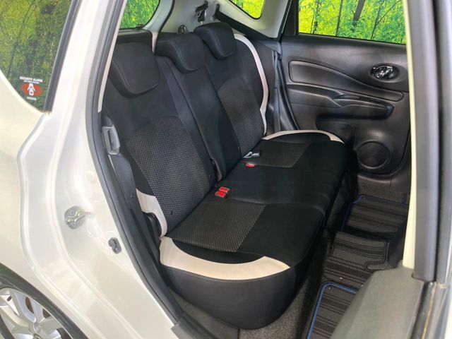 コンパクトカーですが、セカンドシートは十分な広さがあり快適にお乗りいただけます♪シートを倒して大きな荷物を積んだりと、用途の幅が広い1台です。