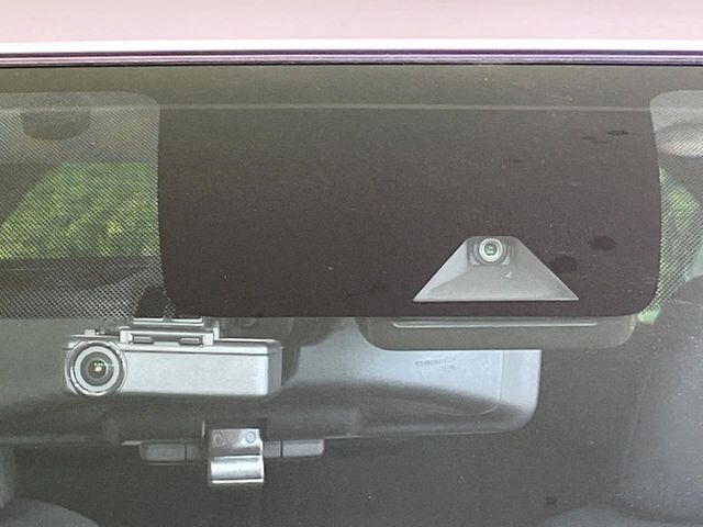 【エマージェンシーブレーキ】走行中に前方の車両等を認識し、衝突しそうな時は警報とブレーキで衝突回避と被害軽減をアシスト。より安全にドライブをお楽しみいただけます。