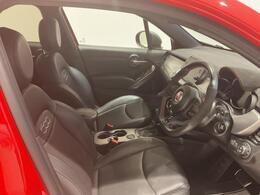 スポーティーな車内空間