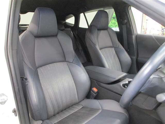 運転席側からの前席ビューです。内装色はブラック系ですので汚れも目立ちにくいです♪