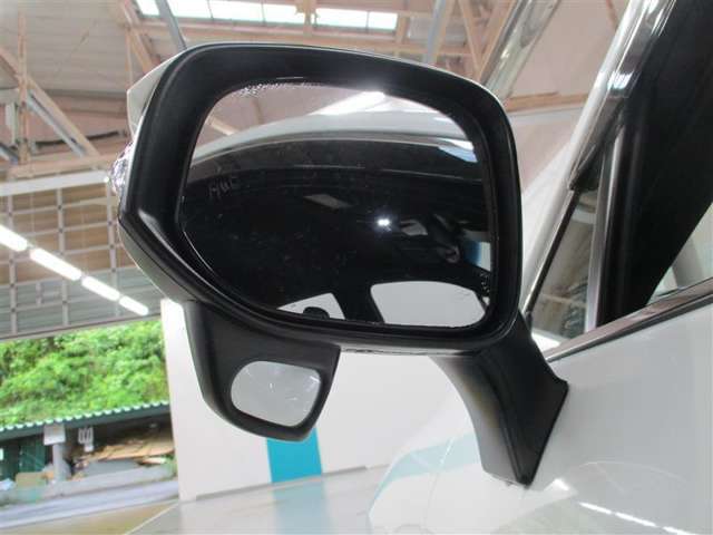 ドアミラーは電動格納機能もあります。駐車する際にこの機能があると大変便利ですね。