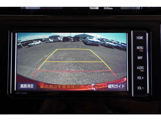 【バックモニター】　後退時に車両の後ろ側を表示します。車庫入れなどでバックする際に安心です。