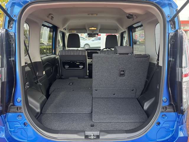 便利な分割可倒式！荷室側からシートスライド操作も可能です♪