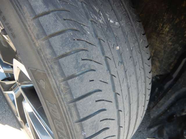 タイヤの溝も残っておりますので、ご納車後すぐに交換することもなくお乗り頂けます！