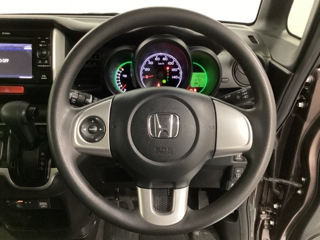 ステアリングスイッチがついていますので、オーディオのチャンネル変更、ボリューム、ジャンル変更が操作可能です。ハンドルから手を離さず安全に操作できます。