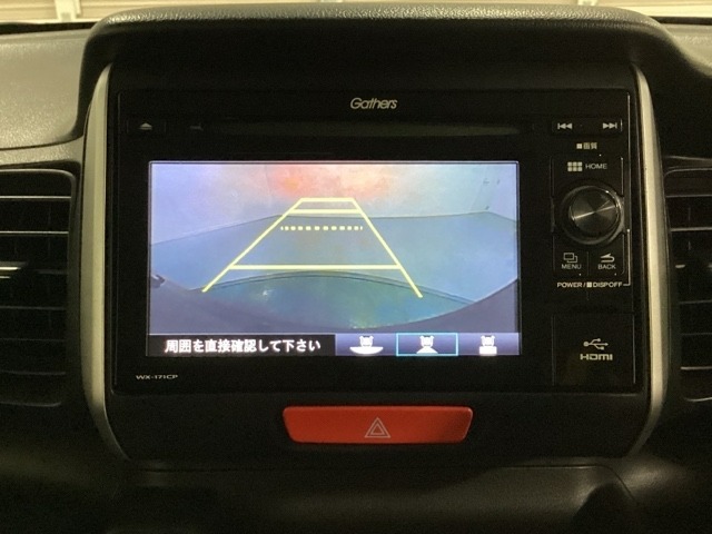 ギヤをR（バック）に入れるとディスプレイオーディオの画面に後ろの映像が映るリアカメラ付です。後退時、コンディションが悪い視界でもカラーバックモニターがドライバーをサポートします。