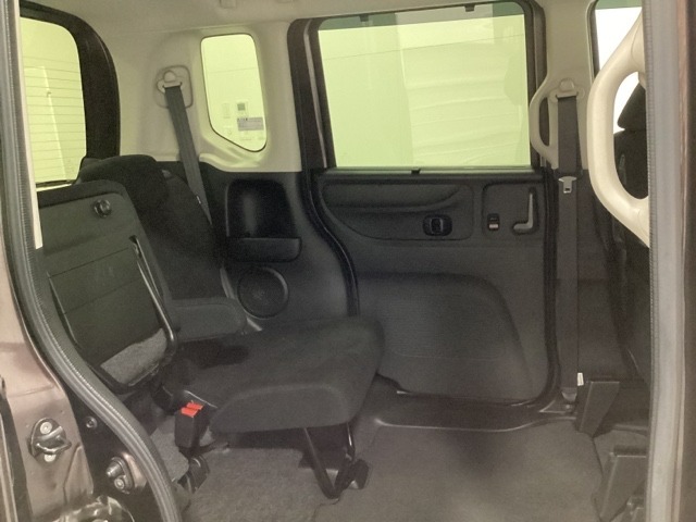 リアシートの背もたれは2段階の角度調節がついています。お好みの位置でゆったりお乗りいただけます。 座面を跳ね上げて収納スペースを広くすることも可能です。