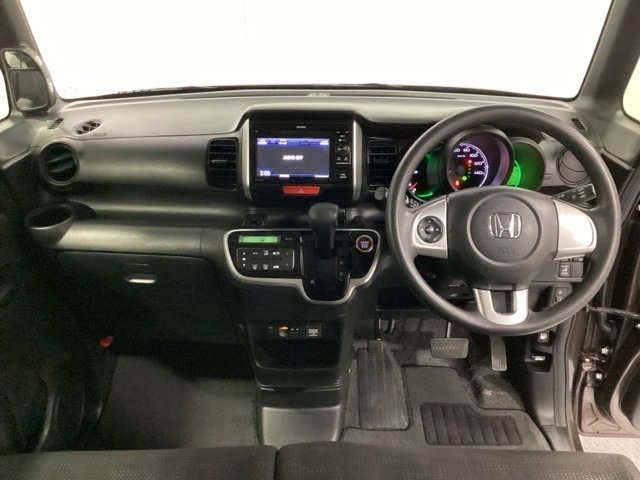 車内は光触媒抗菌消臭施工済です。スタイリッシュなデザインでスポーティなインパネ周りを演出します。グローブボックスやカップホルダーのほかにトレーなどたくさんの収納スペースが付いています。