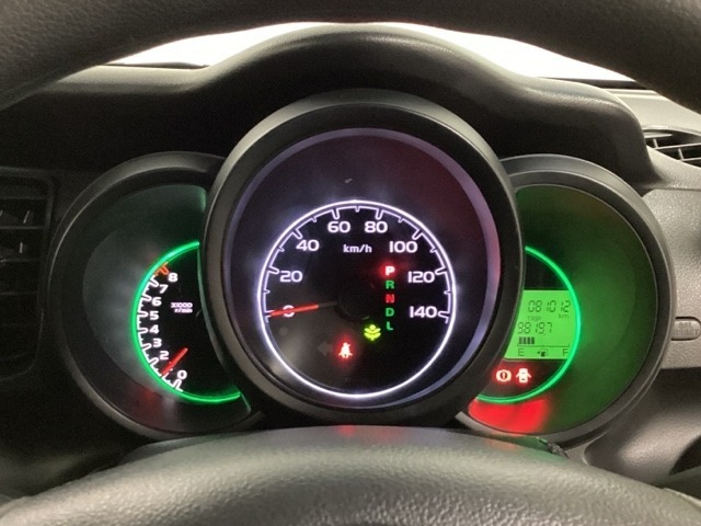 真ん中にスピードメーターを配した、見やすい3眼メーターになっています。右側のインフォメーション画面でオドメーターや燃費などの情報を確認できます。