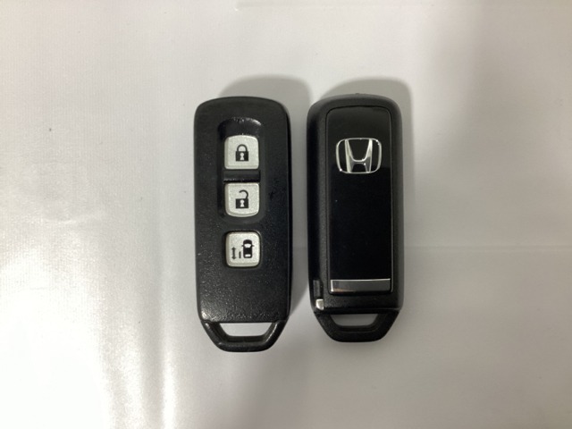 スマートキー付きですからドアロックの開閉およびエンジンスタートが楽々です。電動スライドドアの開け閉めもボタンで操作できます。スペアキーも同じものを用意しております。
