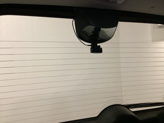 後方にもドライブレコーダー(社外品)のカメラが付いています。前後両方でお車の周りを監視・記録いたします。