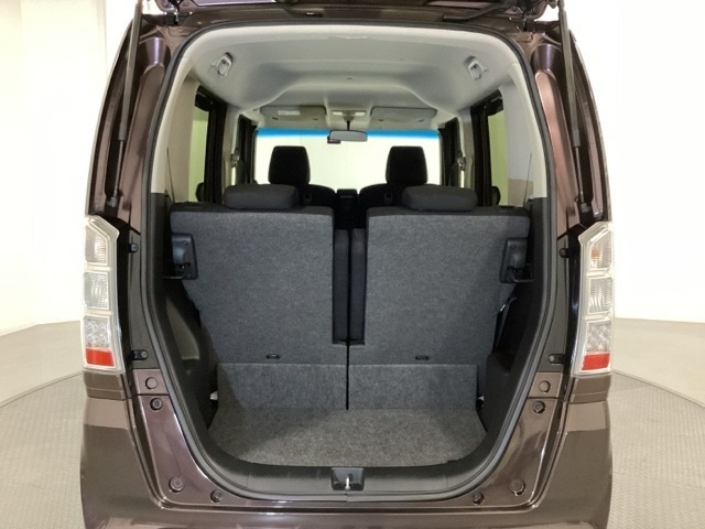 開口部も広く荷物の積み下ろしもしやすいお車となっております。シートの背もたれは5：5の割合で分割して可倒できるので、長いお荷物などを載せることもできます。