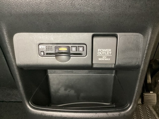 アクセサリーソケットとETCがついています。高速道路の料金所の通過も楽々です！。周辺には物が置けるボックスがついています。