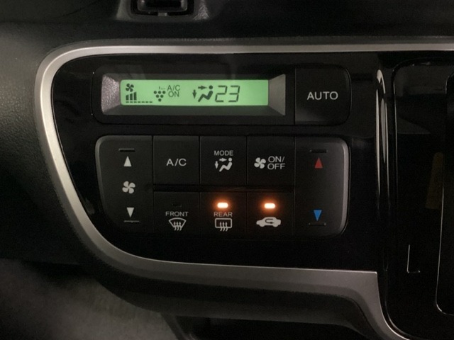 セレクトレバーの左側にプラズマクラスター付き・オートエアコンがついてますので、お好みの温度をセットするだけで風の強さや風量を自動で調整します。スイッチも簡単操作で快適に過ごせます。