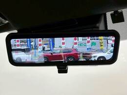 【デジタルインナーミラー】を搭載しております。ミラーの映像により後方確認ができるので、走行中も正確に後方確認が可能です。