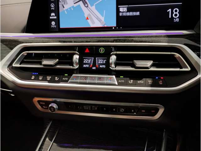【左右独立式オートエアコン】☆運転席・助手席で個別に温度設定する事が可能。一定以上の大気中の有害物質を感知すると自動的に内気循環モードに切り替わるAUCを装備☆
