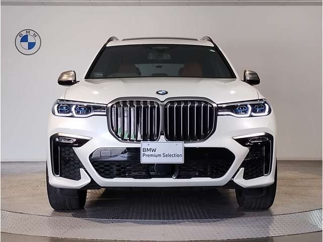 【キドニーグリル】BMWは約90年もの間、ほぼ全ての車両にひと目でBMWだと分かるこの特徴的なフロントグリルが備えられ、デザイン・アイコンとして親しまれてきました。