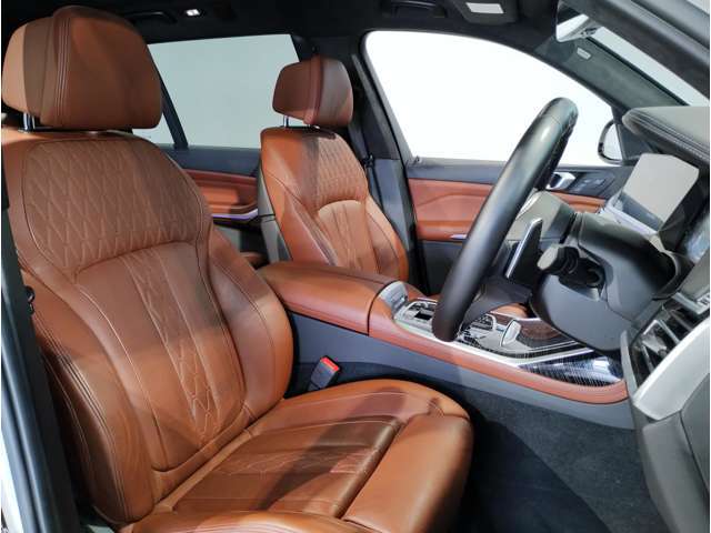 【コックピットシート】BMW車の主役席。車体中央にくる様に配置し車両重心とが一致する事でドライバーと車との一体感あるドライビングを実現。人間工学に基づき形成した形状が長時間のドライブ疲労も軽減します！