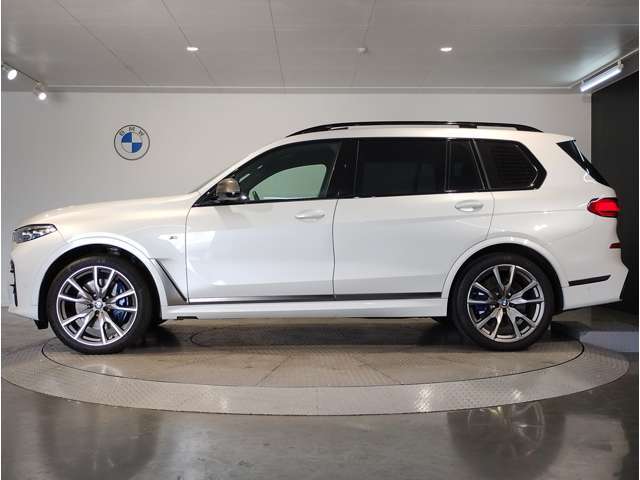 【拘りのFR】BMWが多く採用するFR車。ダイレクトでスポーティな加速感・シャープなハンドリングを実現。縦置きエンジンレイアウトにより、フラットで上質な乗り味です。