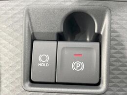 【オートブレーキホールド】信号待ちや渋滞で停車時にブレーキから足を離しても、停止状態を保持してくれます。前進するときはアクセルを踏めば自動で解除されるので安心♪街乗り運転が楽になります♪