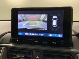 リバースギアに入れるだけで後方の表示へ切り替わります。夜間や雨の日の駐車も楽になりますよ。