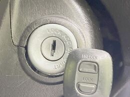 【キーレス】少し離れた場所からでもボタン一つでドアの開錠・施錠ができるのでとっても便利！ドアの鍵穴周りに傷をつけることもありません♪