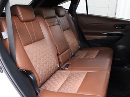 ファブリック+合成皮革(ダークサドルタン)のシートが採用されています。前後席間の間隔延長と前席シートバック形状の工夫で、ゆったりとくつろげる後席空間を確保しています。