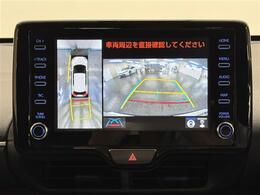 【パノラミックビューモニター】自車周辺をぐるりと俯瞰できるカメラで危険を察知。上空からの映像で自動車や障害物の位置が詳細に確認できるので、狭い駐車場でも安心して駐車できますね。