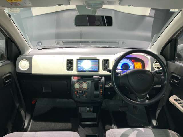 すっきりとしたデザインの運転席周りです。